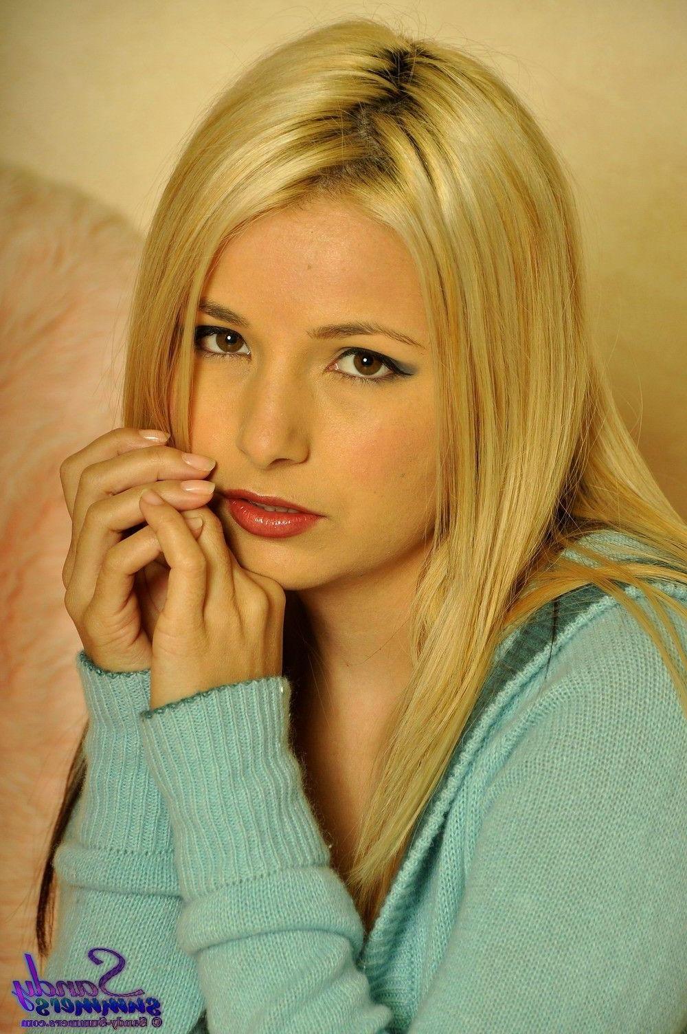 20P Pictures of Sandy Summers teasing in pantyhose