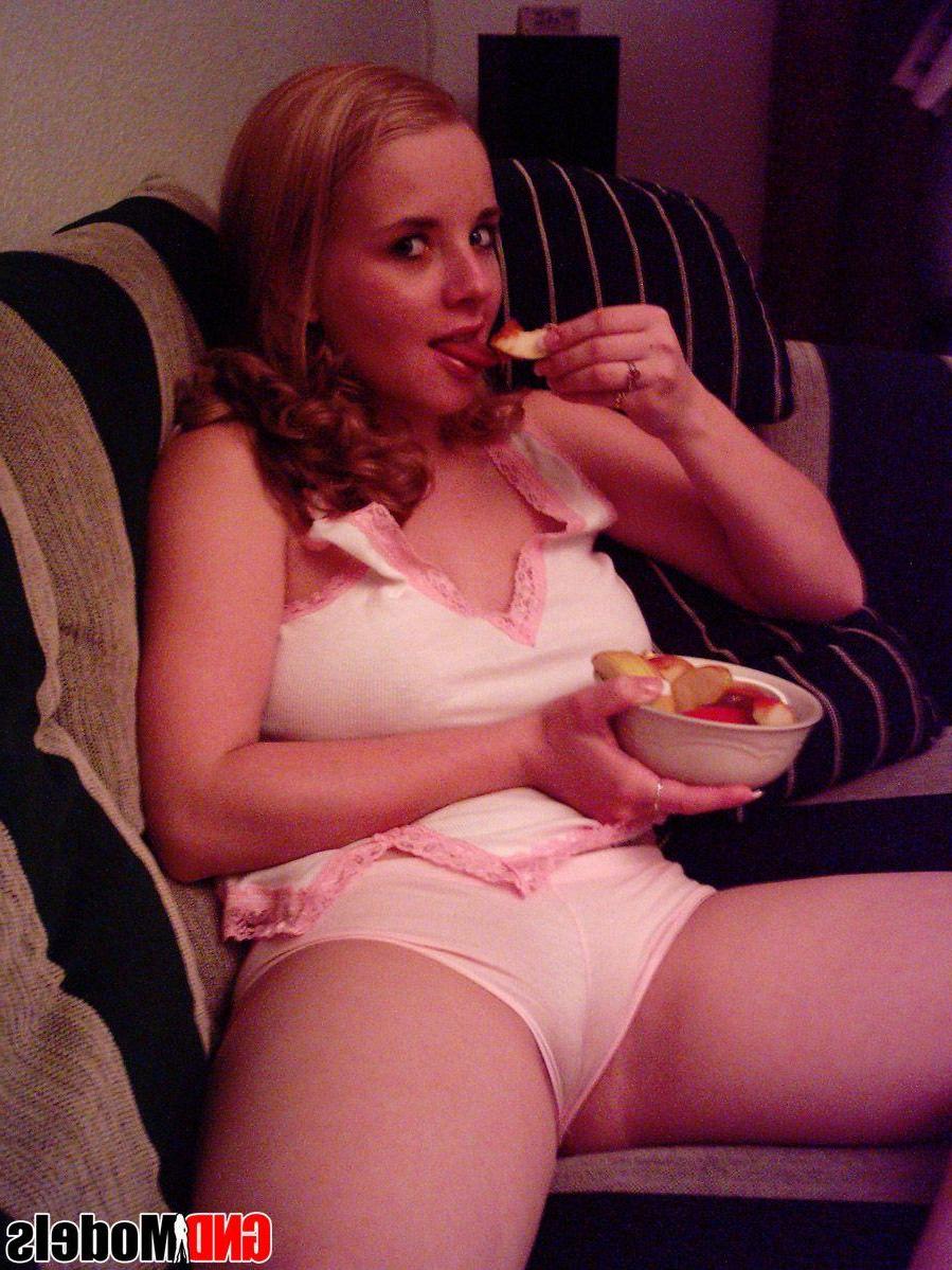 12P Pictures of sara showing her sexy ass