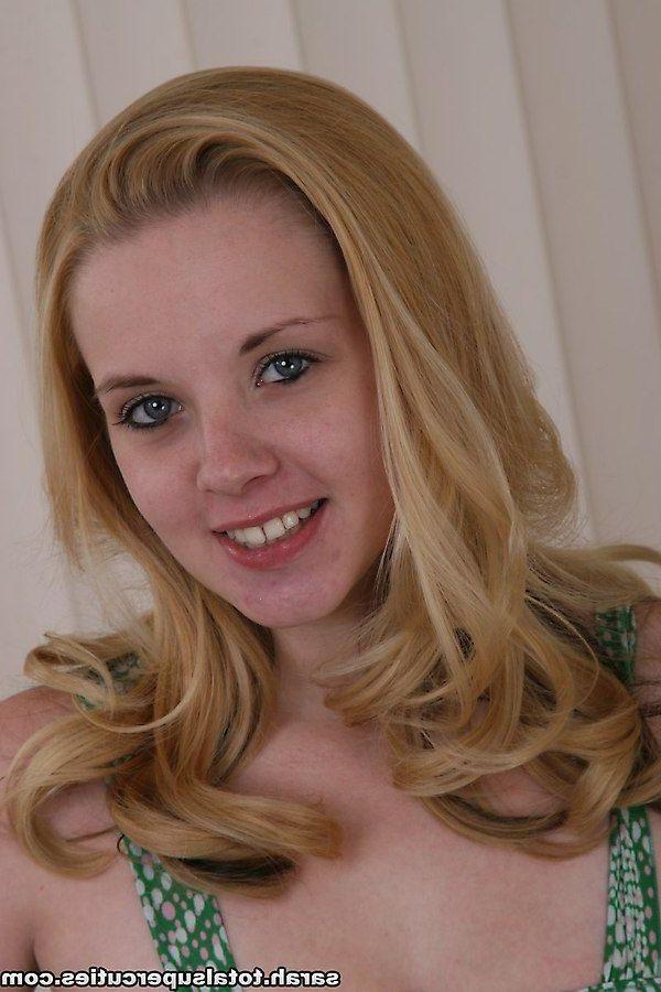 20P Pictures of teen model Sarah showing her hot body