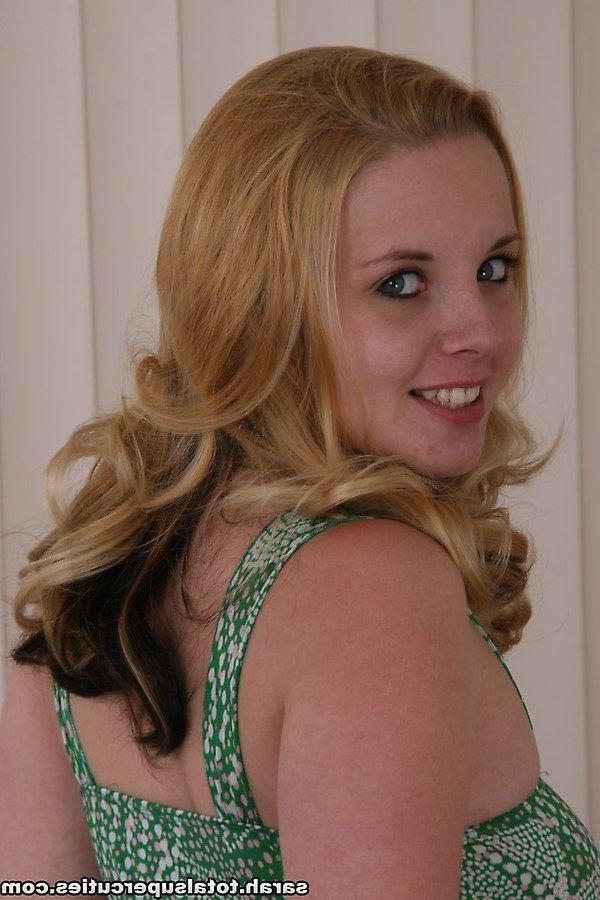 20P Pictures of teen model Sarah showing her hot body