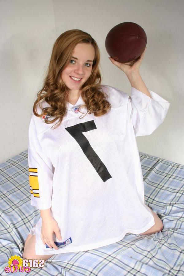 15P Pictures of Sara Cutie in a football jersey
