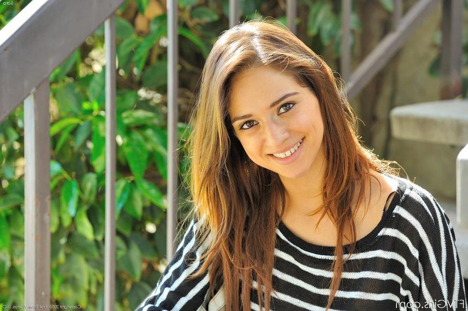 15P Pictures of brunette teen Sara looking sexy in stripes