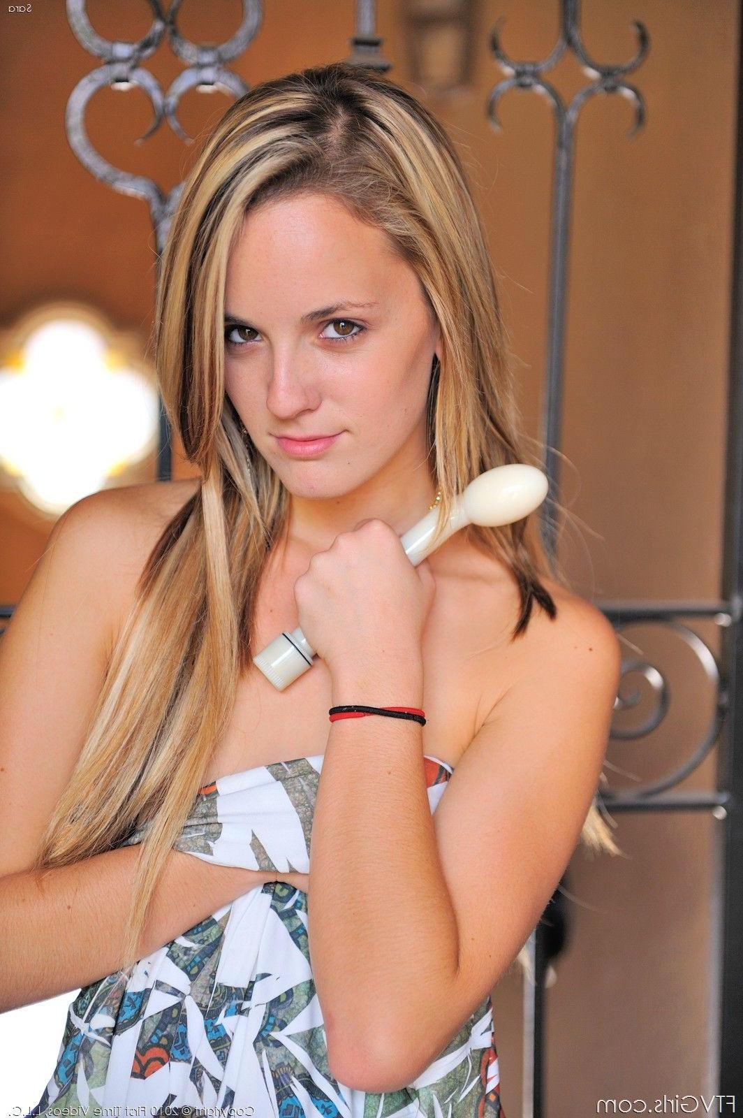 16P Pictures of teen girl Sara FTV showing her hot naked body