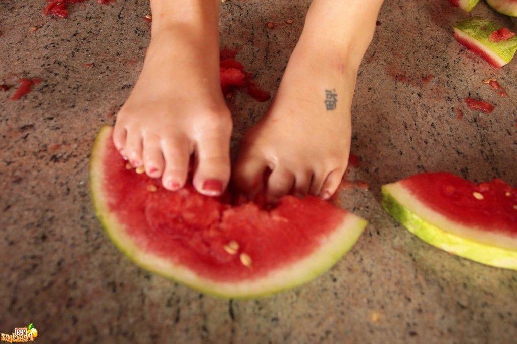 15P Pictures of Real Peachez getting dirty with the watermelon