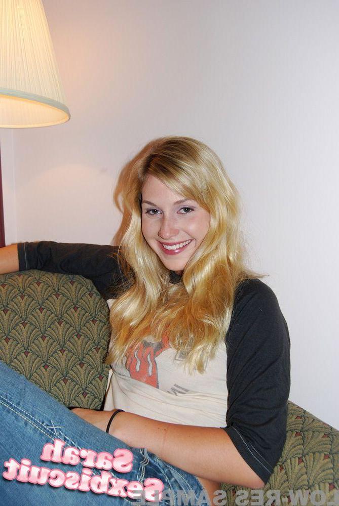 15P Pictures of teen babe Sarah Sexbiscuit exposing her fuckable body