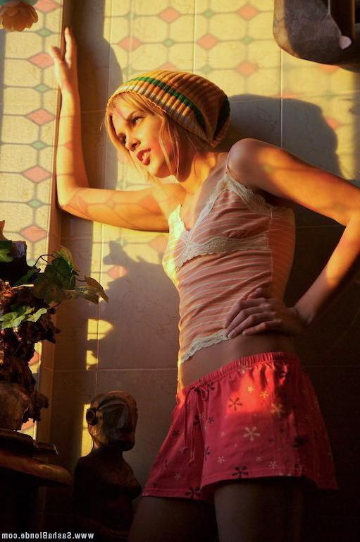 15P Pictures of teen Sasha Blonde showing off her hot nude teen body