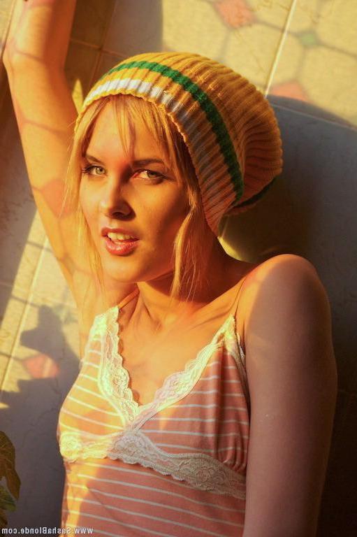 15P Pictures of teen Sasha Blonde showing off her hot nude teen body