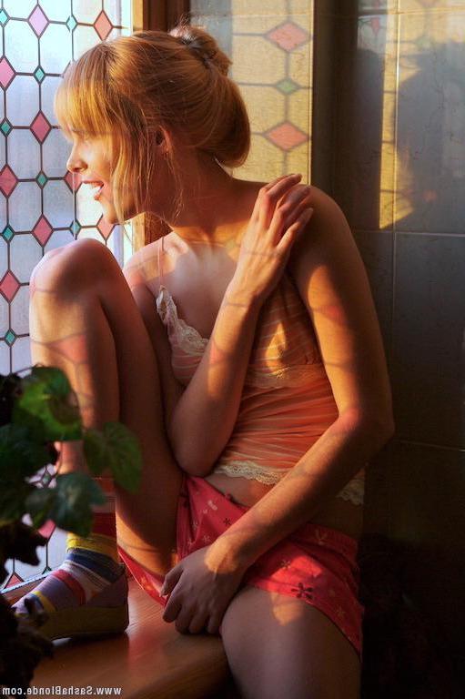 15P Pictures of teen Sasha Blonde showing off her hot nude teen body