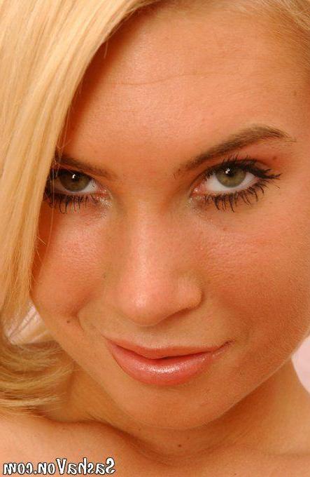20P Pictures of Sasha Von having fun with her nude body