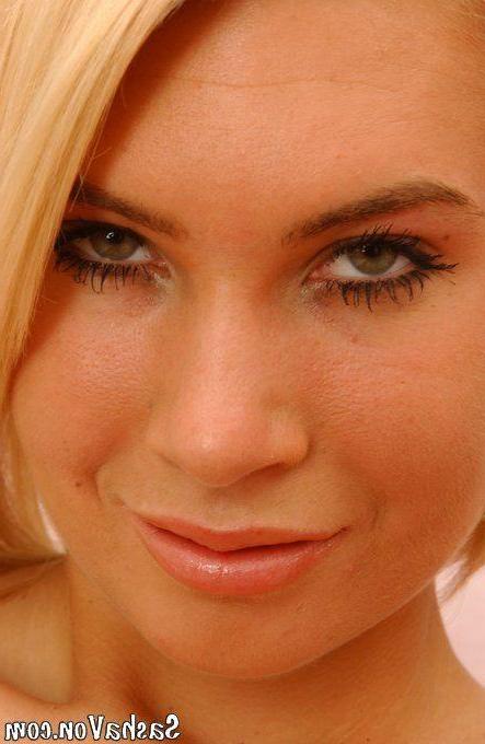 20P Pictures of Sasha Von having fun with her nude body