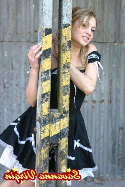 16P Pictures of Savanna Virgin stripping out of her dress