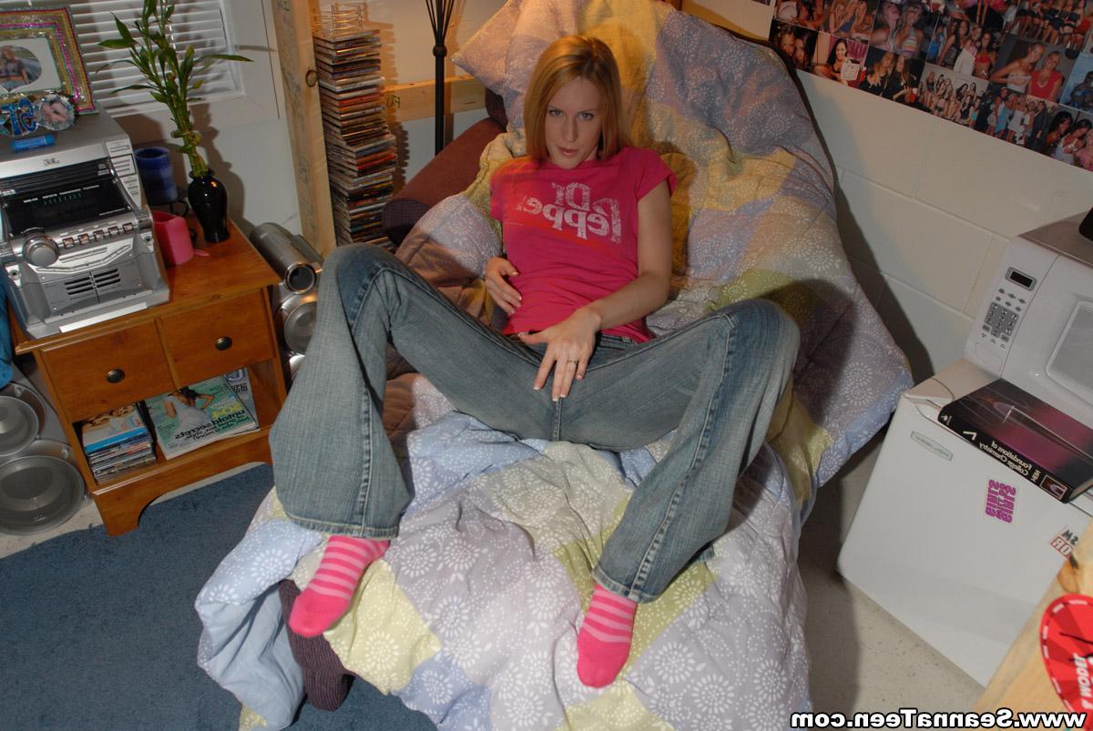 20P Pictures of Seanna Teen getting naked in her bedroom