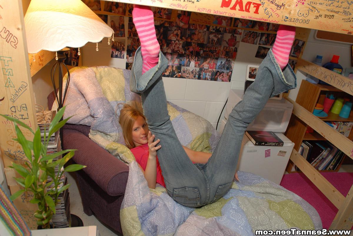 20P Pictures of Seanna Teen getting naked in her bedroom