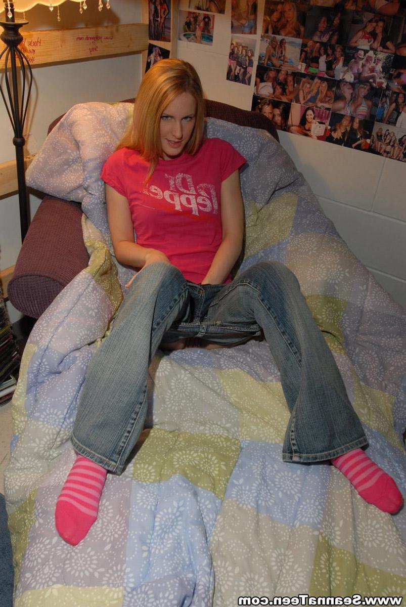 20P Pictures of Seanna Teen getting naked in her bedroom