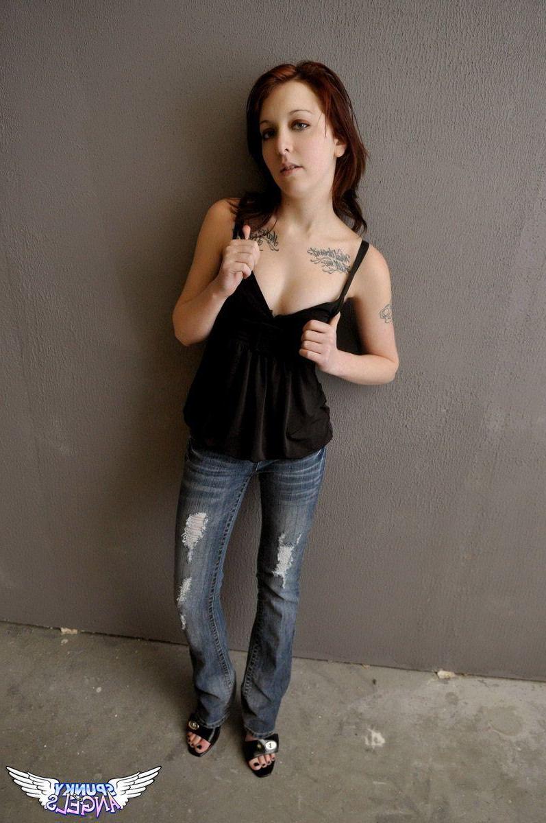 20P Pictures of teen amateur Scarlett showing her naked body