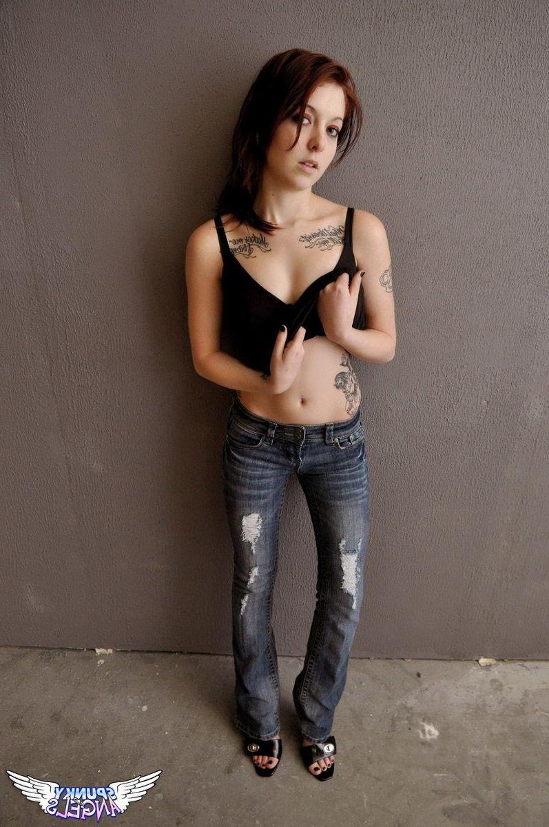 20P Pictures of teen amateur Scarlett showing her naked body