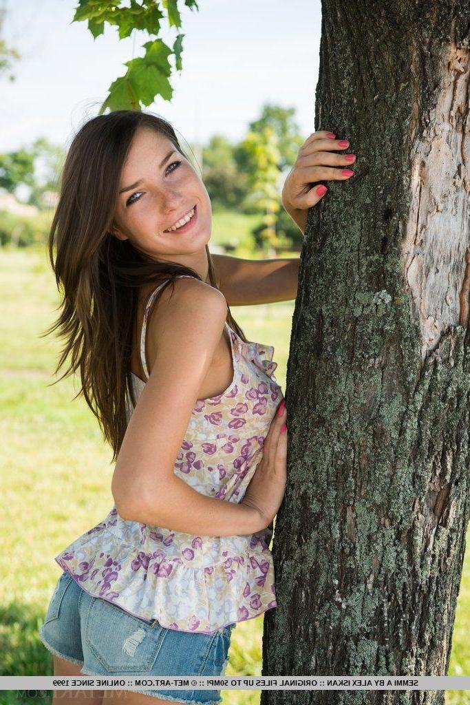 18P Pictures of beautiful teen girl Semmi A showing her hot body otuside