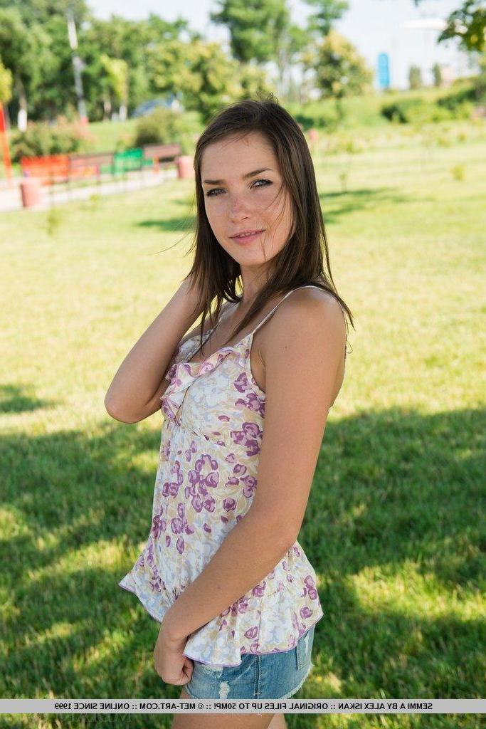 18P Pictures of beautiful teen girl Semmi A showing her hot body otuside