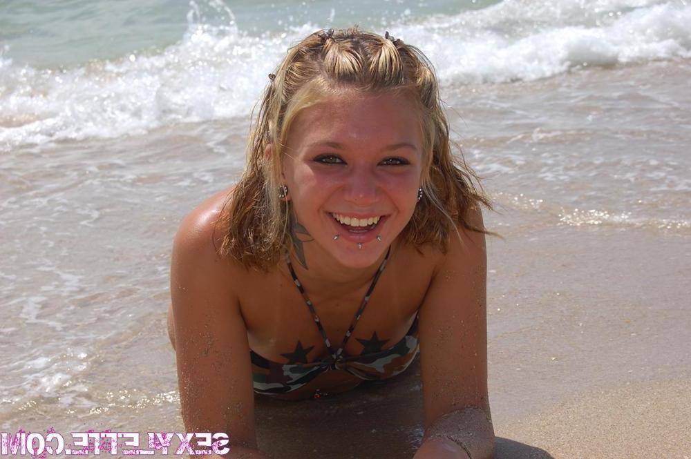 16P Pictures of Sexy Lette getting naked on a beach
