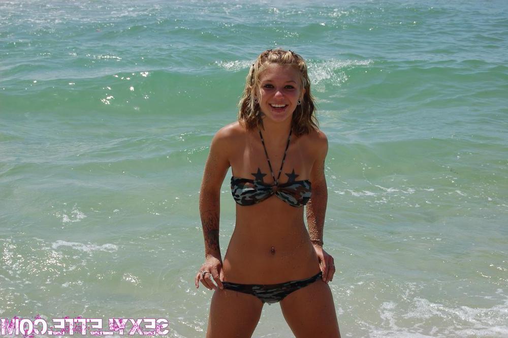 16P Pictures of Sexy Lette getting naked on a beach