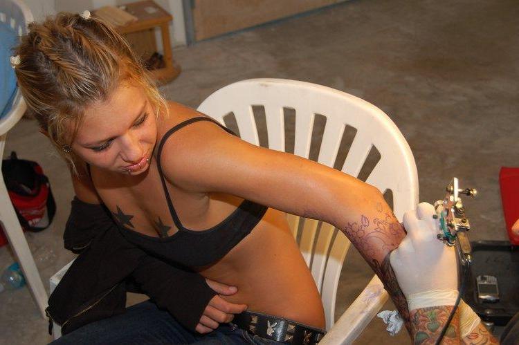 15P Pictures of Sexy Lette getting a new tattoo