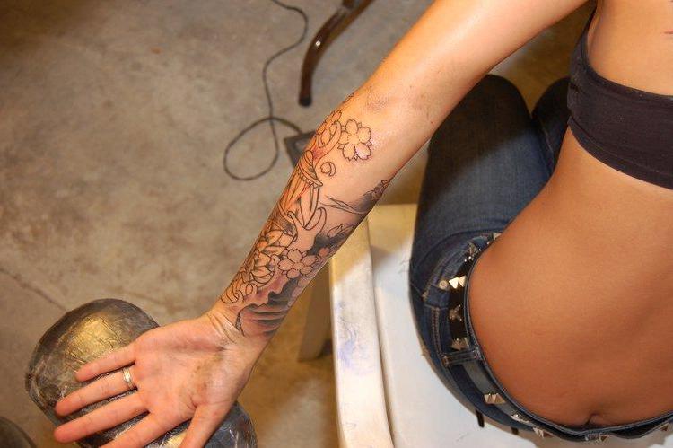 15P Pictures of Sexy Lette getting a new tattoo
