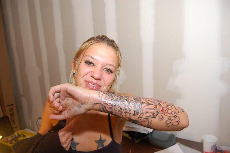 15P Pictures of Sexy Lette getting a new tattoo