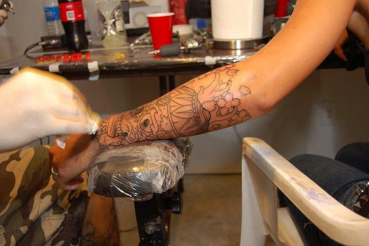 15P Pictures of Sexy Lette getting a new tattoo