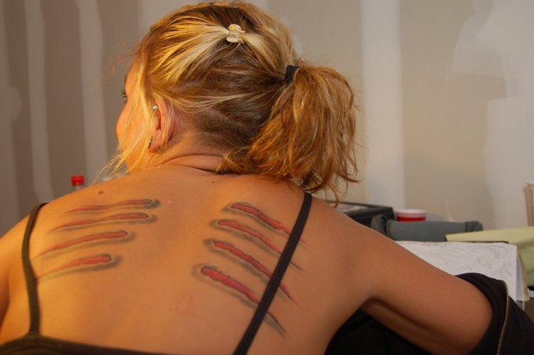 15P Pictures of Sexy Lette getting a new tattoo