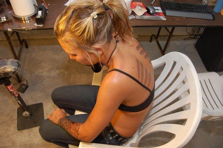 15P Pictures of Sexy Lette getting a new tattoo