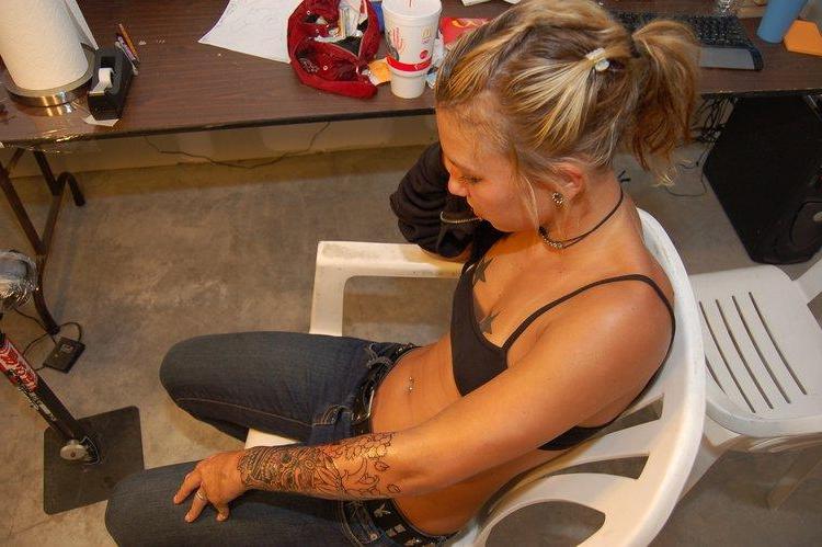 15P Pictures of Sexy Lette getting a new tattoo