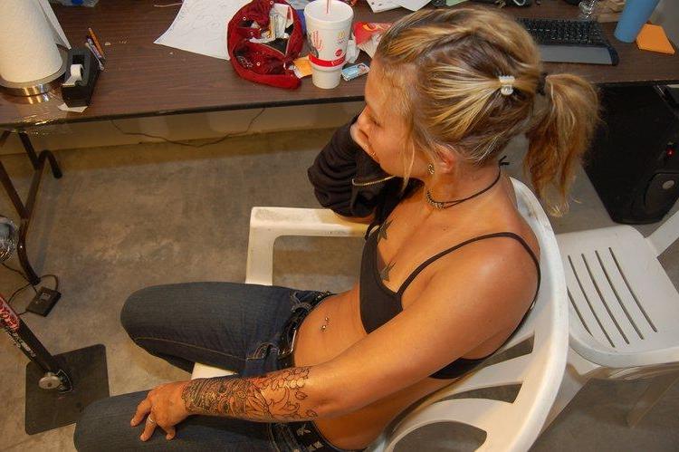 15P Pictures of Sexy Lette getting a new tattoo