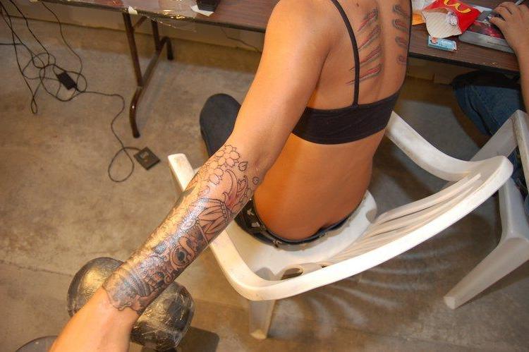 15P Pictures of Sexy Lette getting a new tattoo