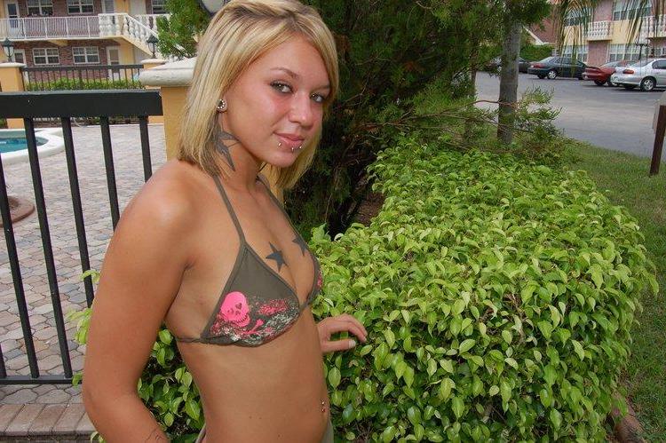 20P Pictures of Sexy Lette getting naked