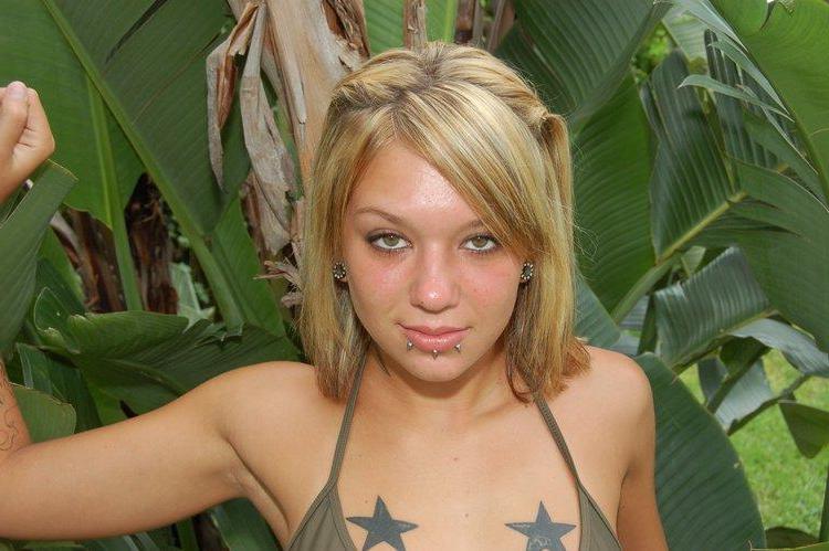 20P Pictures of Sexy Lette getting naked