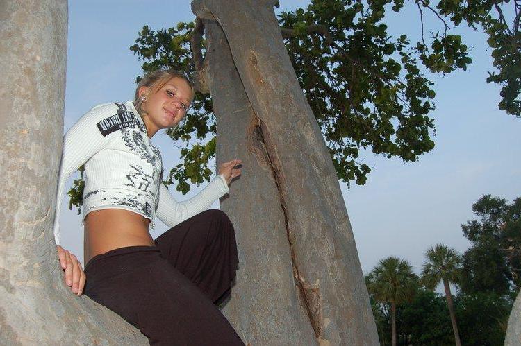 15P Pictures of Sexy Lette climbing a tree topless