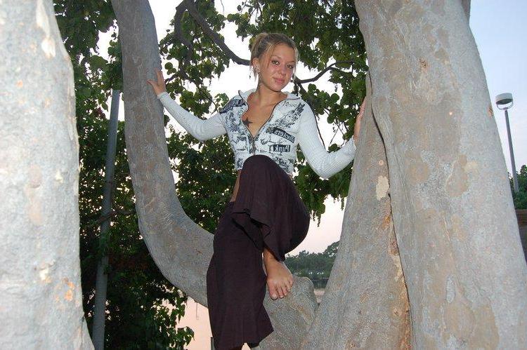 15P Pictures of Sexy Lette climbing a tree topless