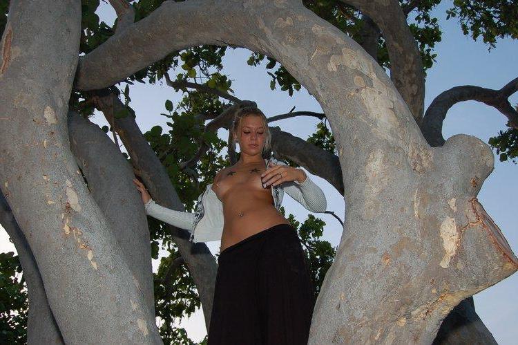 15P Pictures of Sexy Lette climbing a tree topless