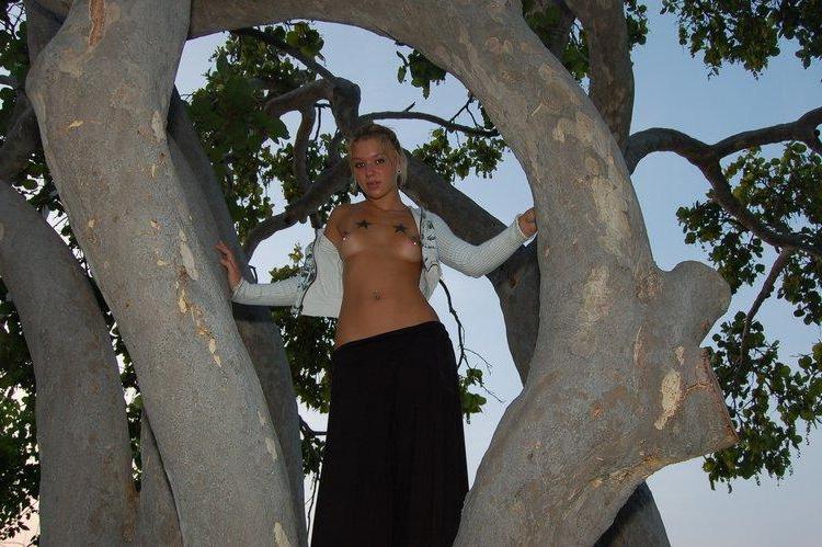 15P Pictures of Sexy Lette climbing a tree topless