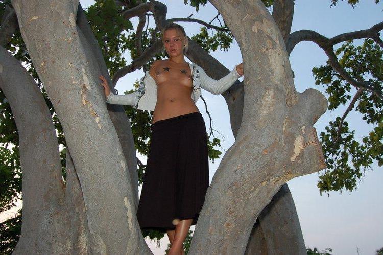 15P Pictures of Sexy Lette climbing a tree topless