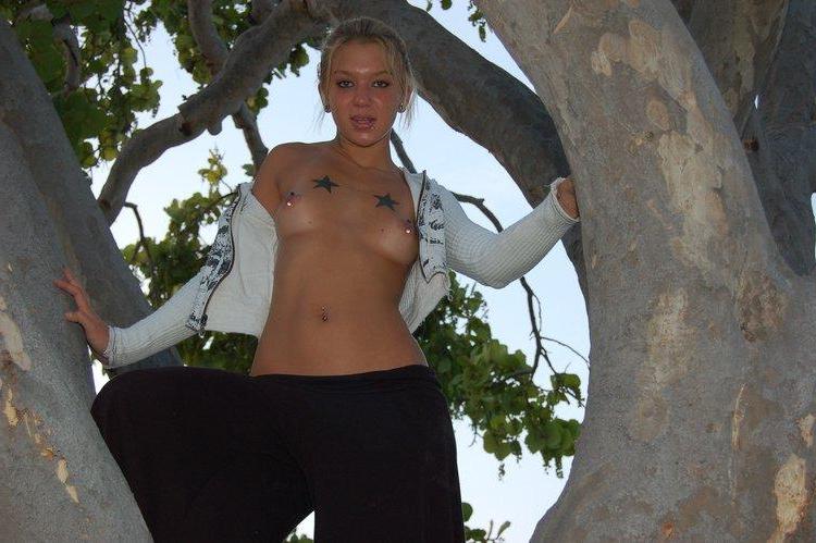15P Pictures of Sexy Lette climbing a tree topless