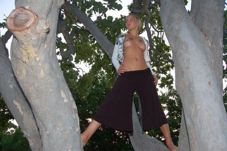 15P Pictures of Sexy Lette climbing a tree topless