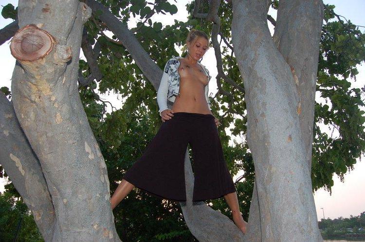 15P Pictures of Sexy Lette climbing a tree topless