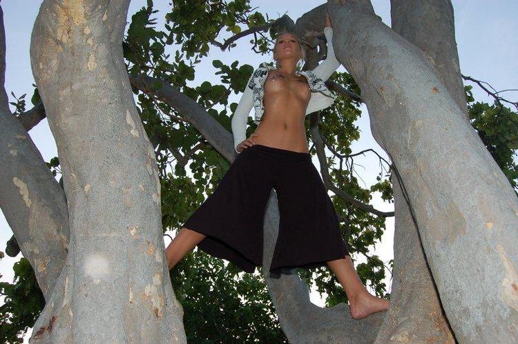 15P Pictures of Sexy Lette climbing a tree topless