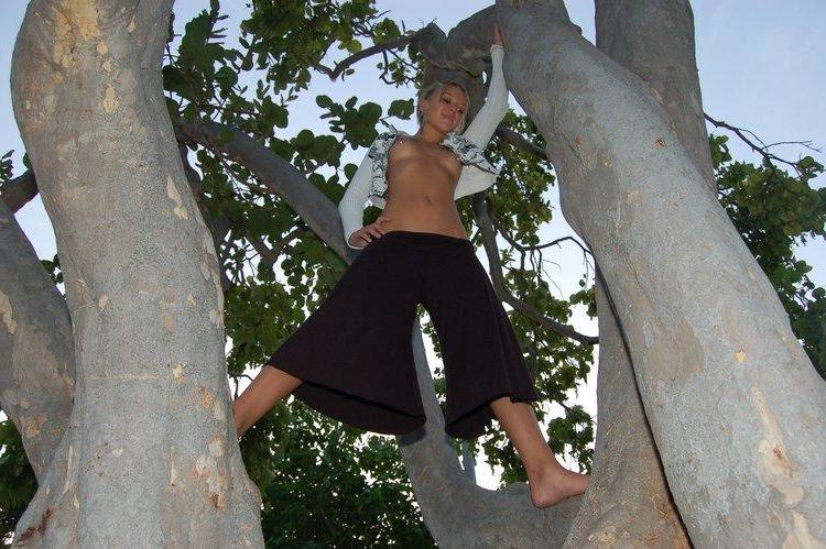 15P Pictures of Sexy Lette climbing a tree topless