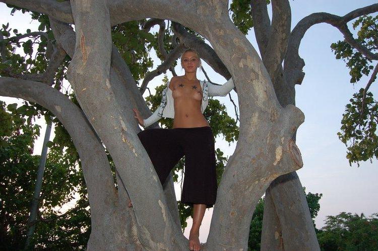 15P Pictures of Sexy Lette climbing a tree topless