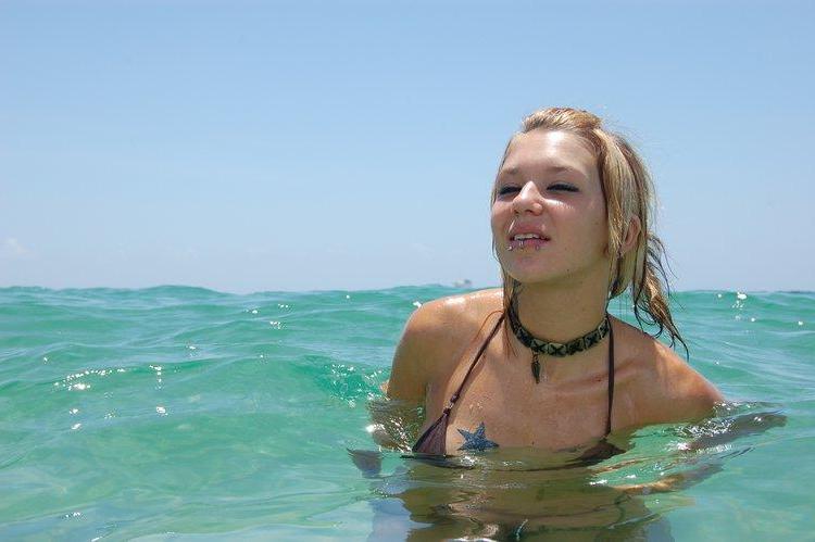 20P Pictures of Sexy Lette having some fun in the water