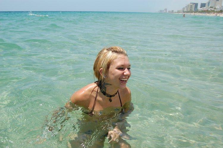 20P Pictures of Sexy Lette having some fun in the water