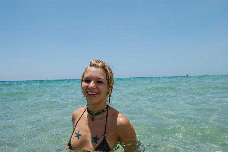 20P Pictures of Sexy Lette having some fun in the water
