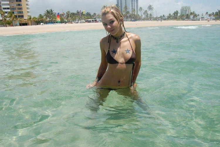 20P Pictures of Sexy Lette having some fun in the water